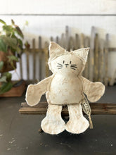 Load image into Gallery viewer, Vintage Cream Eyelet  Cat
